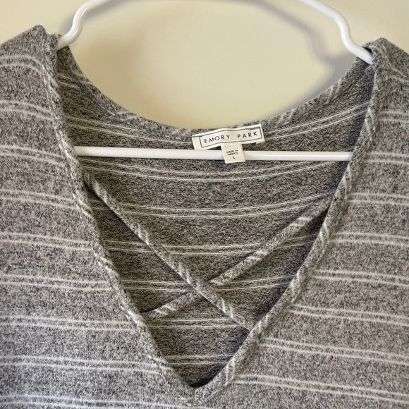 Emory Park Gray Striped V-Neck Top / A63 - Picture 2 of 4